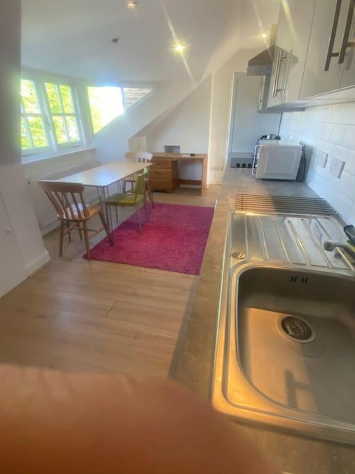 Cosy Attic Flat With Views Londen